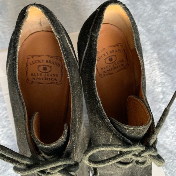 ⭐️Lucky Brand Heeled Oxford Suede Booties in Black⭐️ - Picture 3 of 4